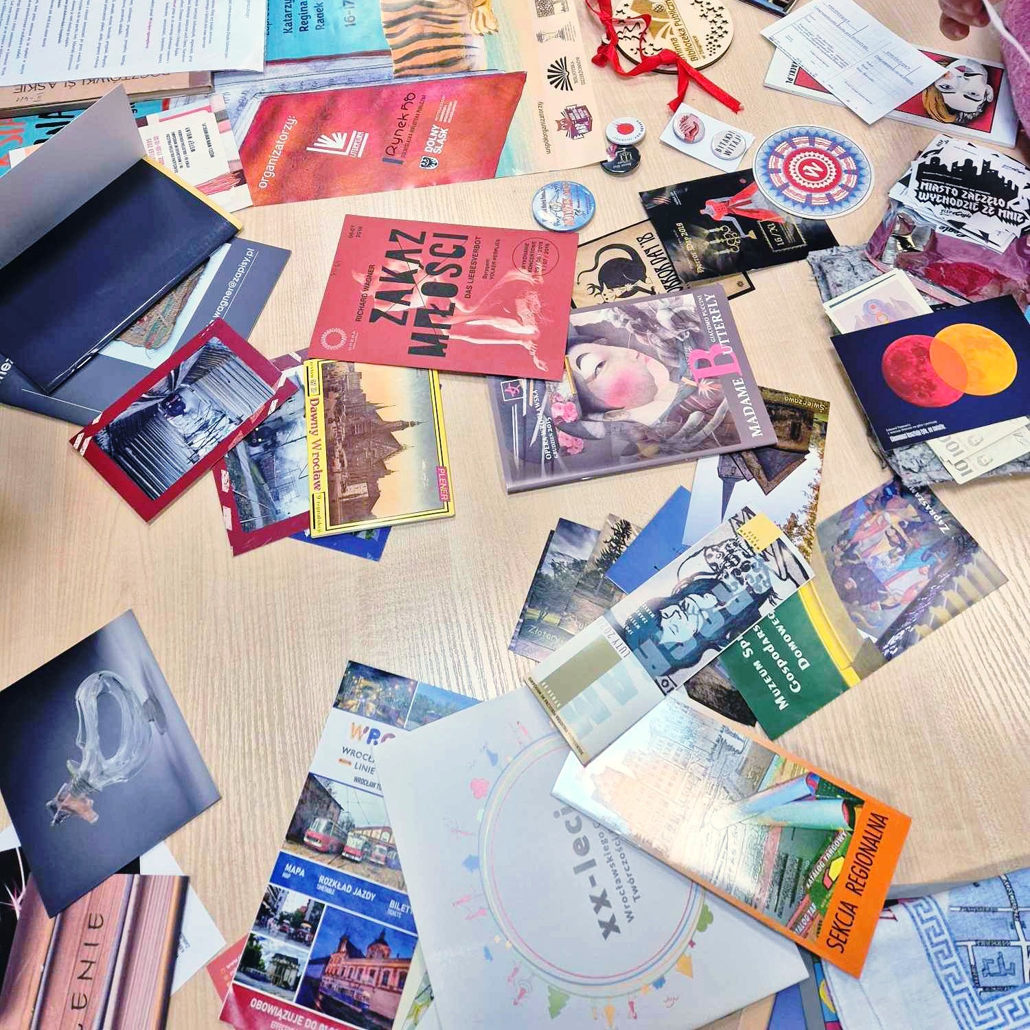 zbiory dżs rozsypane na stole