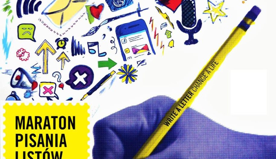 niebieska dłoń z ołówkiem rysuje i pisze, w tle mnóstwo kolorowych ikonek i malutkich obrazków. W dolnym lewym drogu żółty znaczek z napisem: Maraton pisania listów.