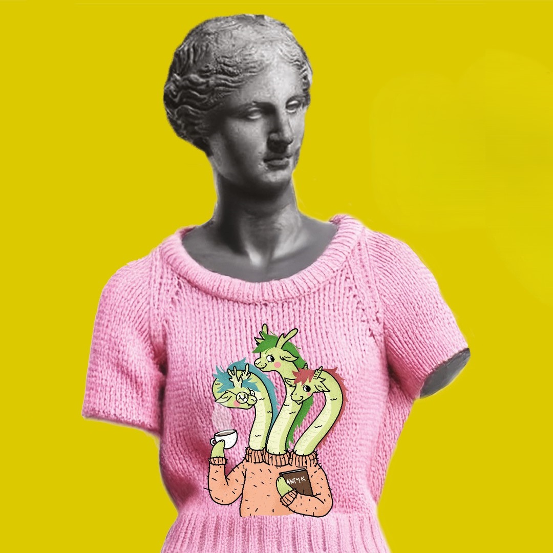 rzeźba antyczna na zółtym tle, w różowym sweterku, na swetrze logo Hudry w sweterku.