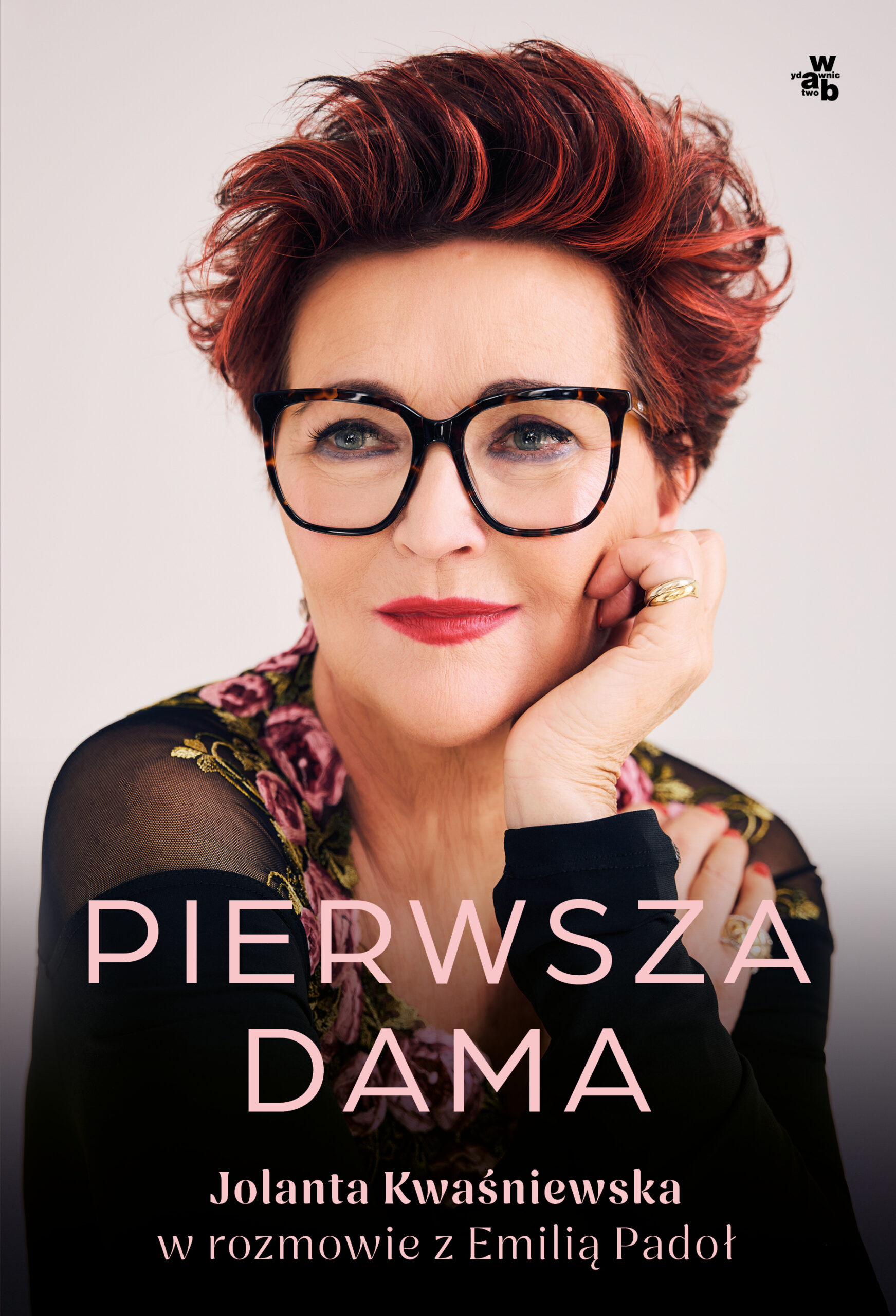 Jolnata Kwasniewska, portret w dużych okularach, okładka ksiażki