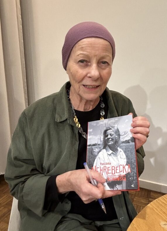 Anna Nehrebecka ze swoją ksiażką.