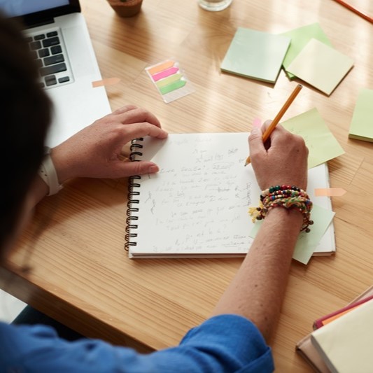 student robi notatki