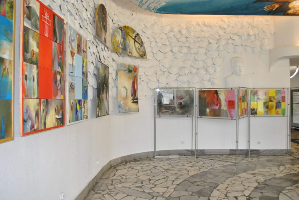 widok wystawy pod plafonem