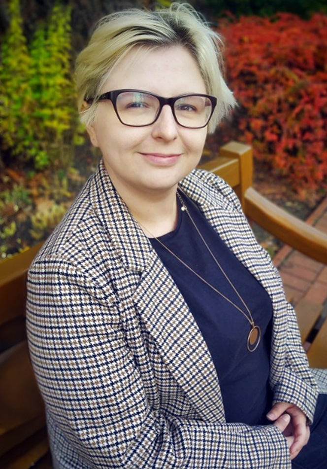 Martyna Wyleciał, portret na ławce w parku