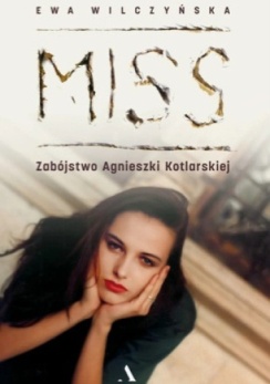 okładka przedstawia wizerunek kobiety opierającej twarz w dłoniach, a w tle rozmyte fasada budynku