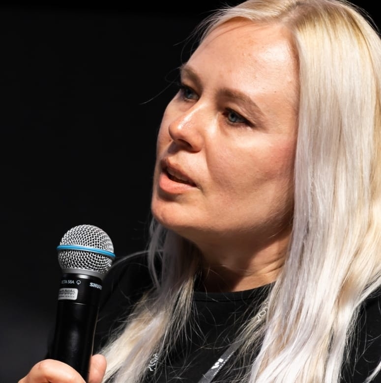 Magdalena Szpunar, blond kobieta trzyma mikrofon