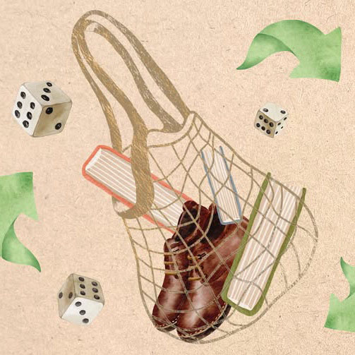 grafika przedstawia torbę na środku, w niej są buty i książki, dookoła znajdują się trzy kostki do gry i zielone strzałki symbolizujące recycling.