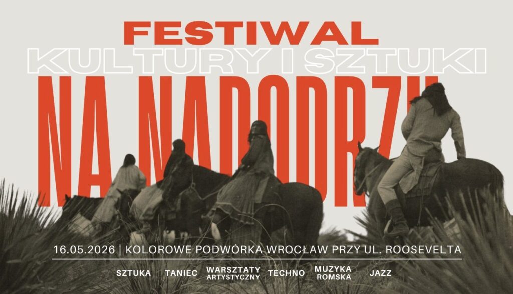 Plakat promujący wydarzenie »Festiwal Kultury i Sztuki – Na Nadodrzu«. Na jasnym tle widoczny duży czerwony napis tytułu oraz archiwalna, czarno-biała fotografia przedstawiająca grupę osób jadących konno. Na dole informacje: »16.05.2026 | Kolorowe Podwórka Wrocław przy ul. Roosevelta« oraz program: »sztuka, taniec, warsztaty artystyczne, techno, muzyka romska, jazz«.