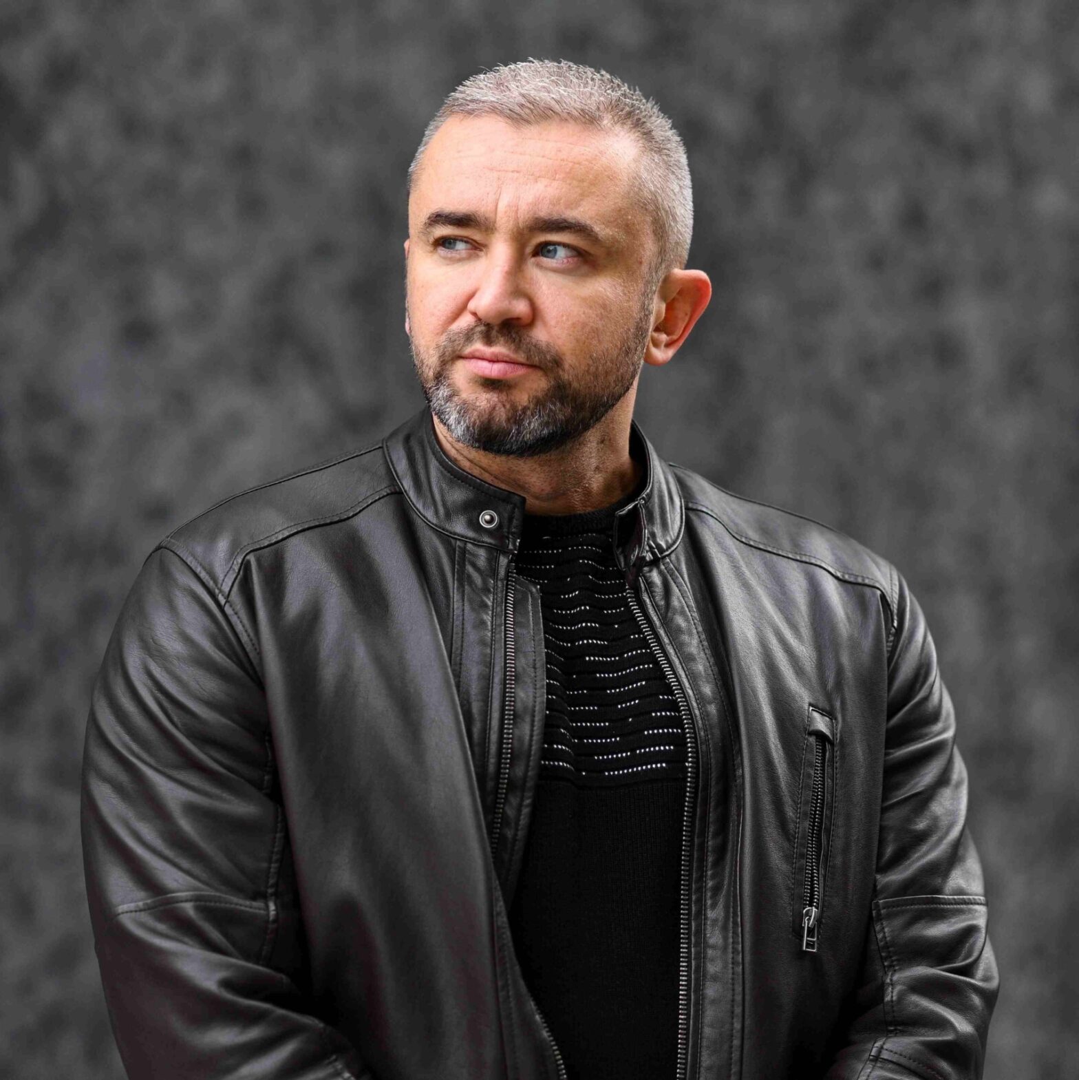 Przemyslaw Piotrowski w czarnej skórzanej kurtce