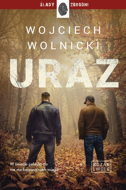 okładka książki URAZ, dwóch mężczyzn tyłem stoi w lesie.