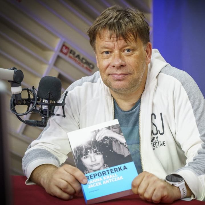 Jacek Antczak w radio trzyma książkę