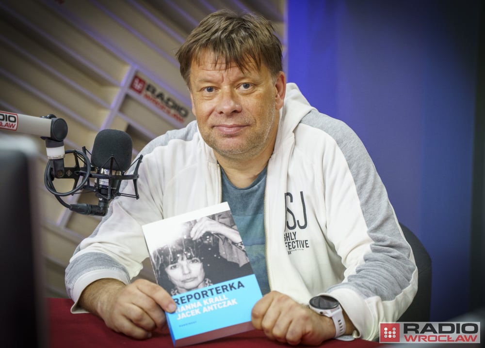 portret Jacka Antczaka z książką o Hannie Krall w studiu Radia Wrocław