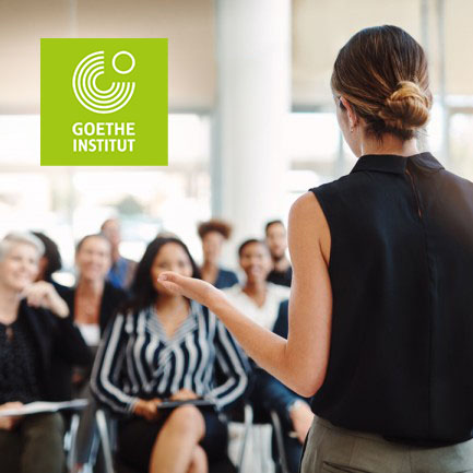 szkolenie, prelegentka stoi tyłem, przed nią słuchacze, w lewym górnym rogu logo Goethe Institut