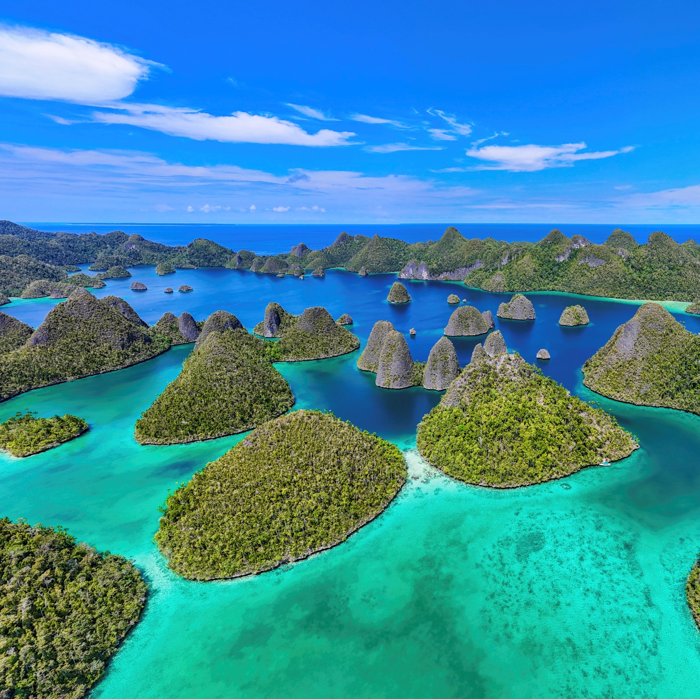 krystaliczna zielono-niebieska woda i wyspy, błekitne niebo