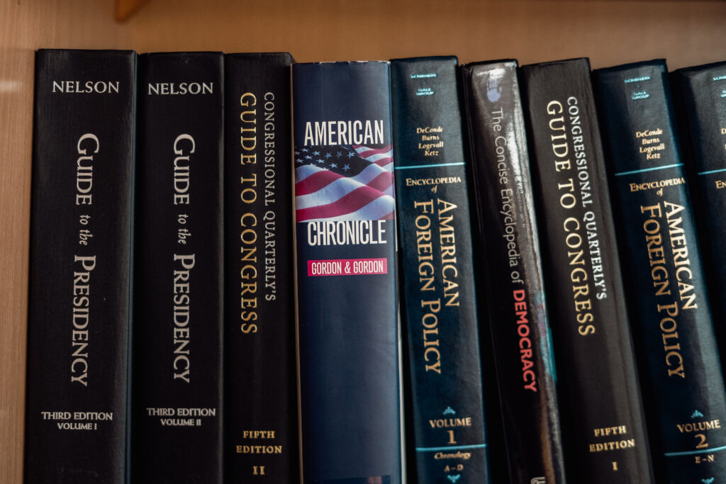 przestrzeń American Corner Wrocław. Grube książki na półce.