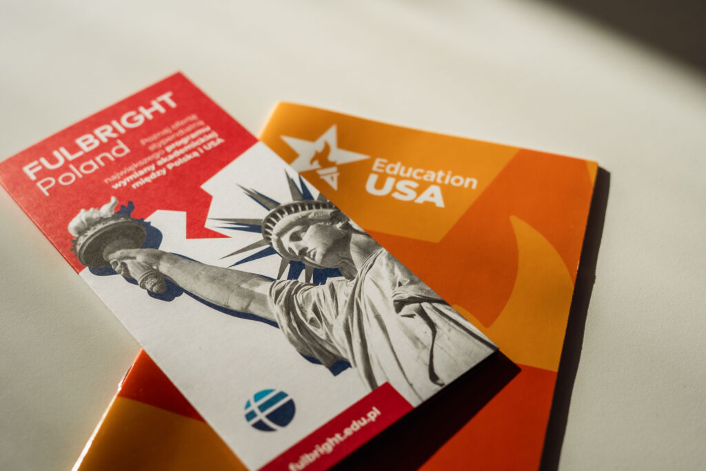 ulotki na stole o studiach w USA