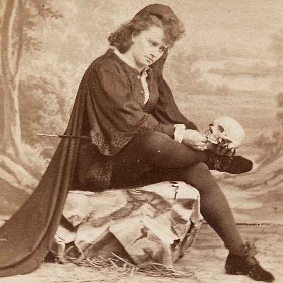 Felicita-von-Vestvali-okolo-1860, w kostiumie Hamleta z czaszką w ręce