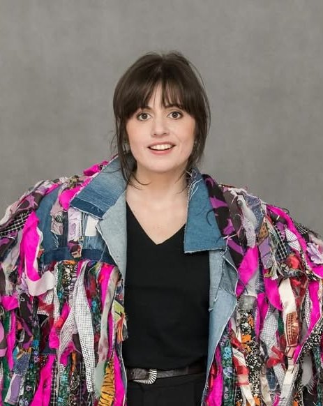 Diana Dąbrowska, młoda kobieta w ciemnych włosach, ładnym uśmiechu w kolorowej kurtce z recyclingu