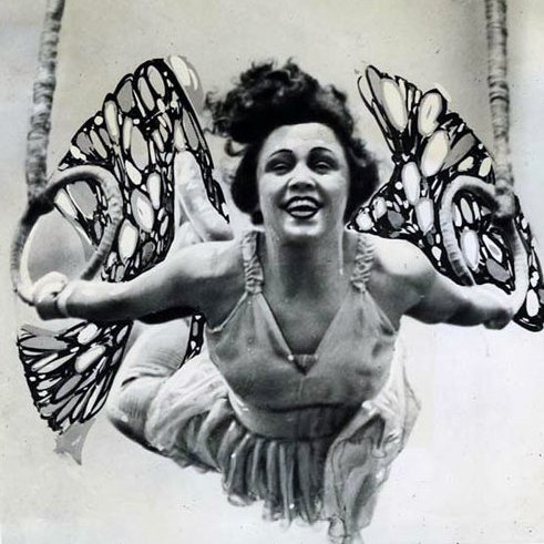 Lian Leitzel – artystka cyrkowa podczas wyczunu akrobatycznego w skrzydłach motyla