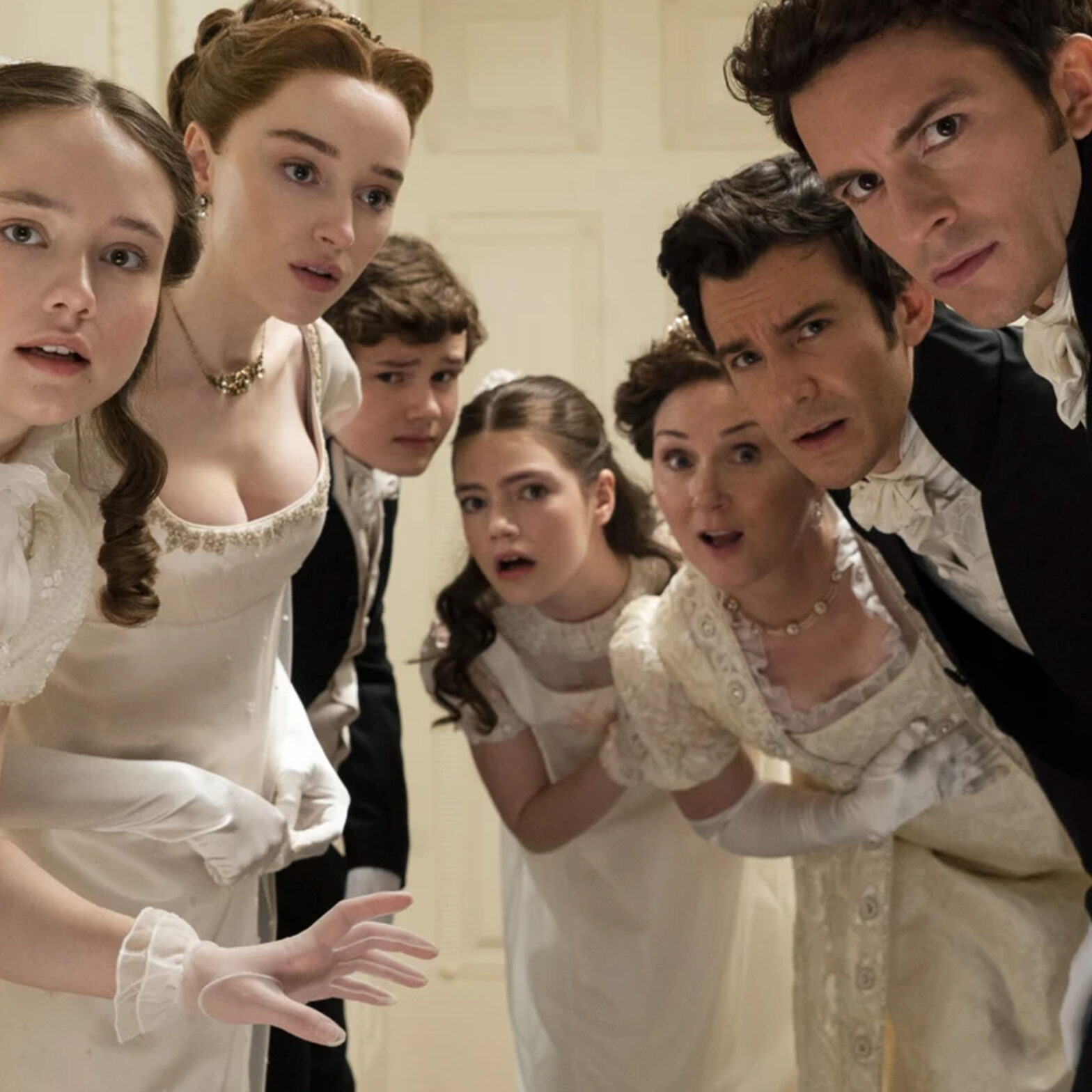 osoby w historycznych kostiumach patrzą w obiektyw.