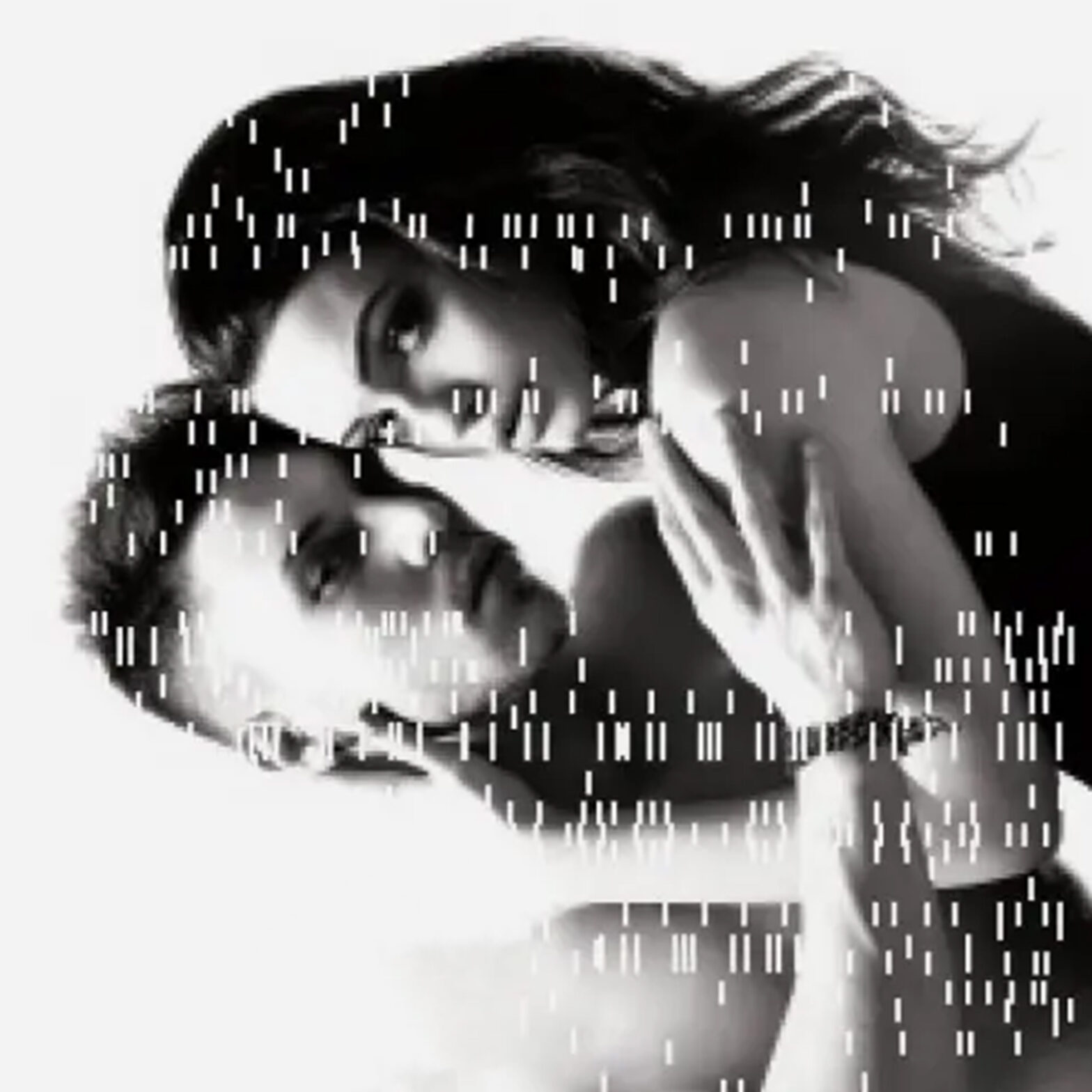 fragment okłaki książki szachmatovej - czarnobiałe zdjęcie kobiety i mężczyzny w objęciu romantycznym, na nich jakichś kod? białe kreseczki