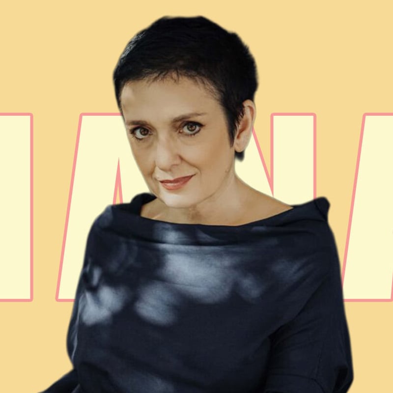 Portret Joanny Lamparskiej z krótkimi, ciemnymi włosami, ubranej w ciemną bluzkę, na jasnym żółtym tle z fragmentami dużych liter w tle.