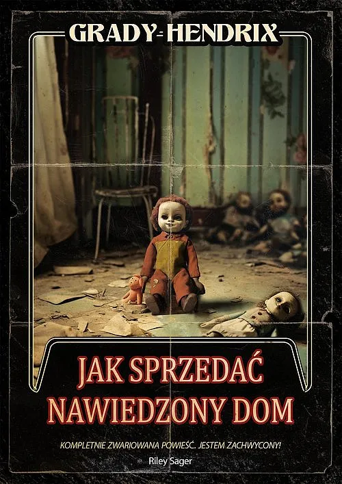 Okładka książki „Jak sprzedać nawiedzony dom” autorstwa Grady’ego Hendrixa. Na środku ilustracji widać starą, zniszczoną lalkę siedzącą na podłodze w zaniedbanym pomieszczeniu, z porozrzucanymi przedmiotami i drugą lalką leżącą obok. Tło przedstawia obdrapane ściany i zniszczone meble, co tworzy mroczną atmosferę. U góry okładki znajduje się nazwisko autora, a na dole tytuł książki zapisany dużymi, czerwonymi literami oraz cytat z rekomendacją.