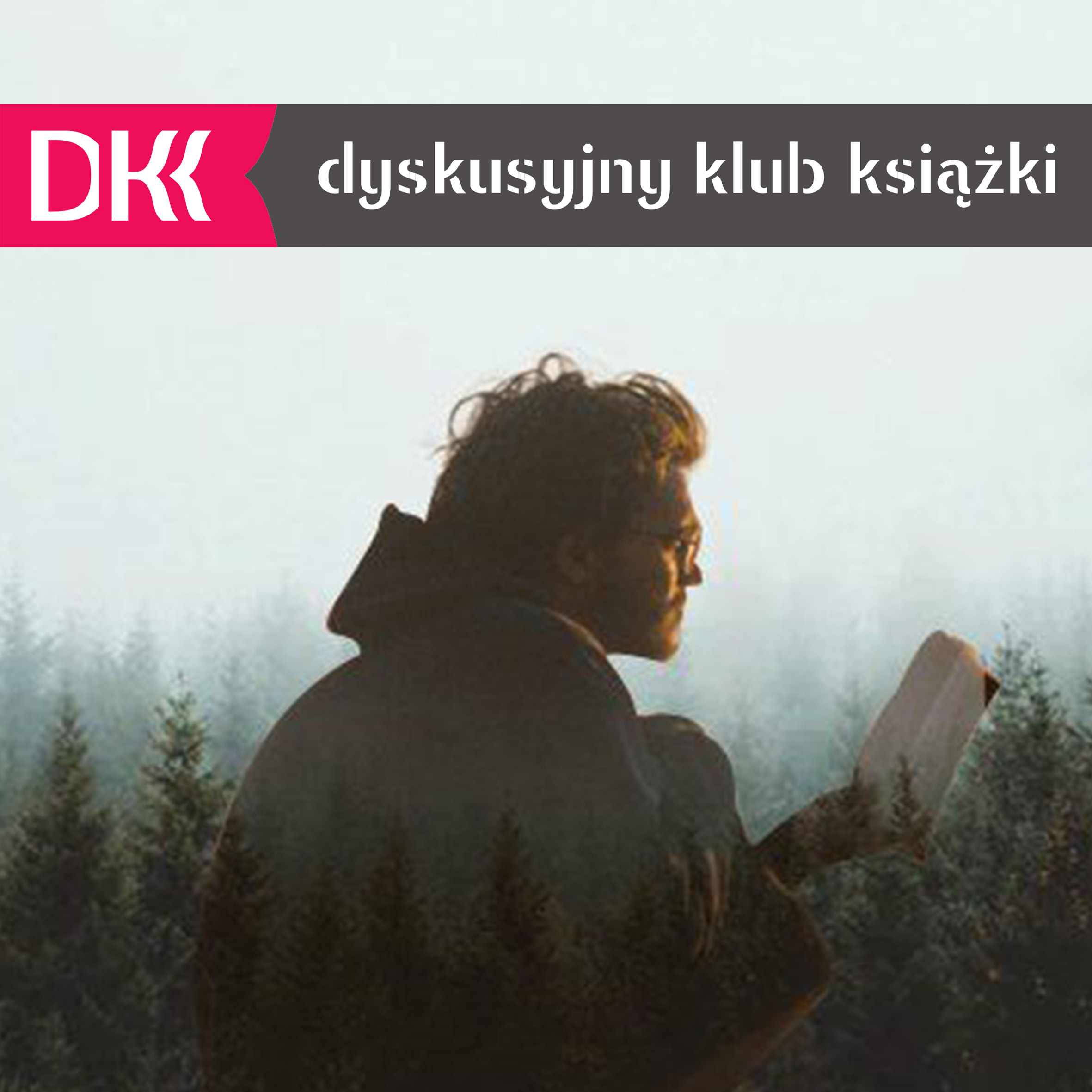 mezczyzna w zaroslach, jakby nad lasem czyta książkę we mlge, na górze logo DKK.