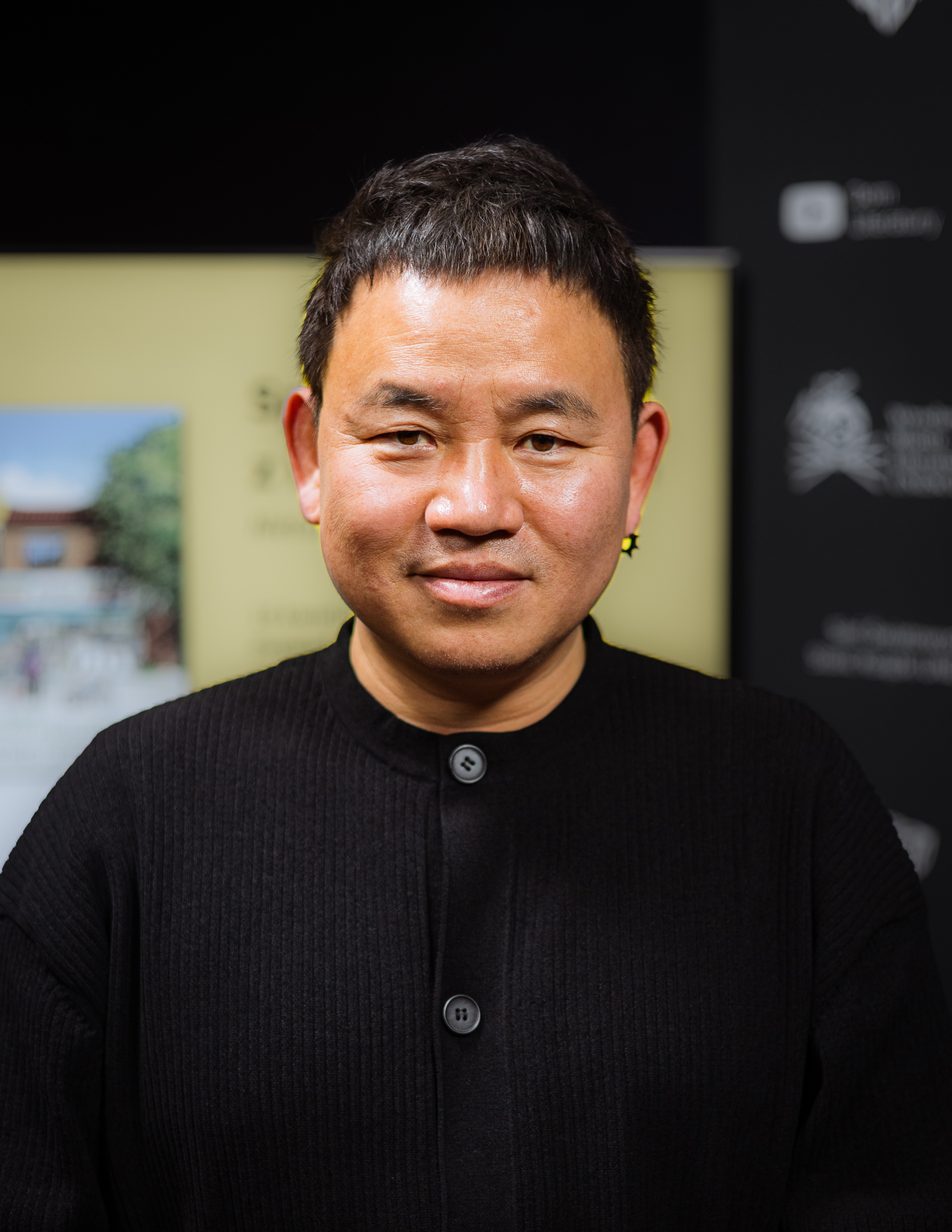 Kim Ho-yeon w czarnej koszuli, portret