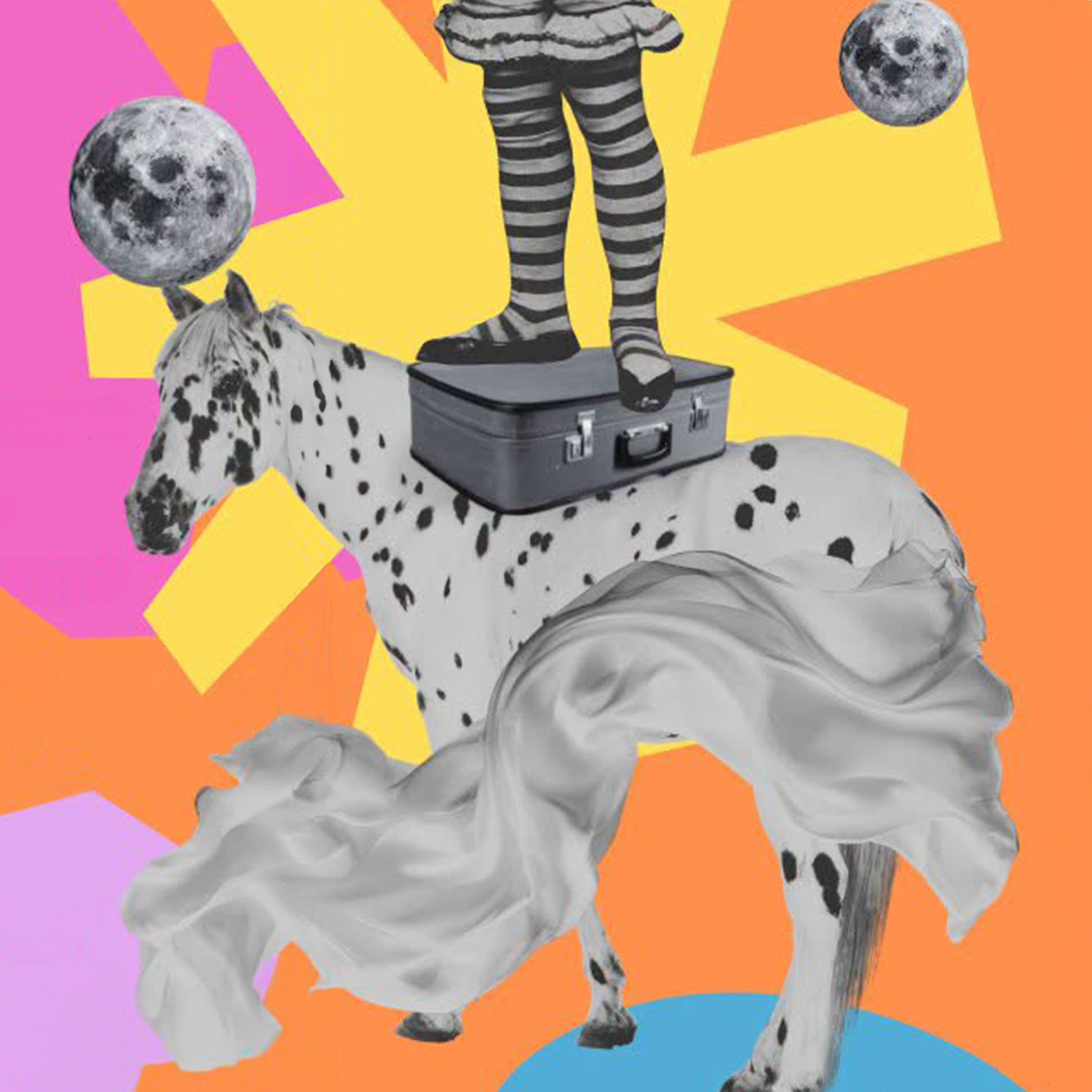 Surrealistyczna ilustracja przedstawiająca białego, cętkowanego konia, na którego grzbiecie stoi walizka, a na niej osoba w pasiastych rajstopach. Tło tworzą kolorowe geometryczne kształty, a wokół unoszą się księżyce i falująca biała tkanina.