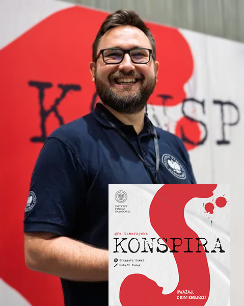 Osoba trzymająca pudełko gry „Konspira”; na pierwszym planie okładka gry, w tle baner z czerwonym motywem i napisem „KONSPIRA”.