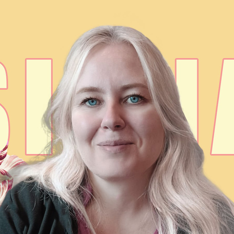 Magdalena Szpunar, blond uśmiechnięta kobieta z niebieskimi oczami, w tle fragment napisu Silesiana