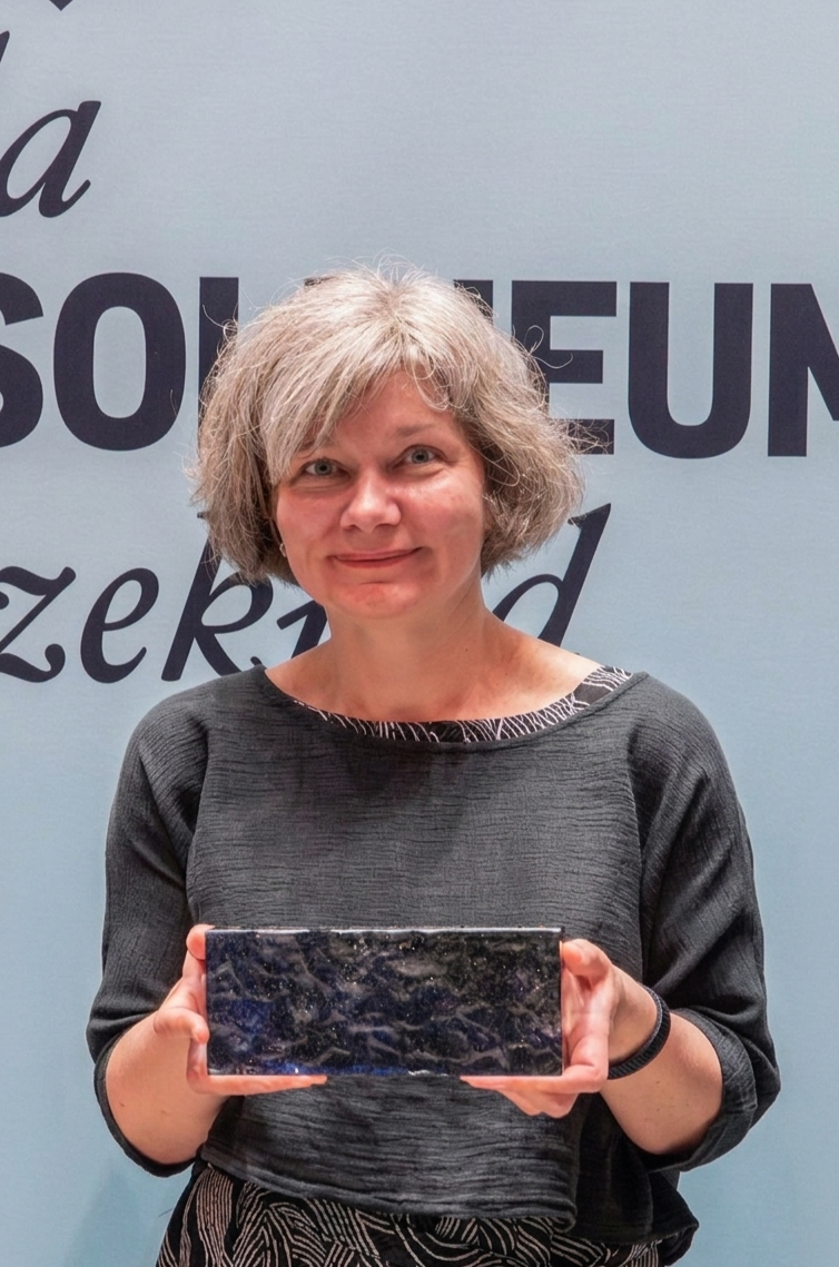 Agnieszka Rembiałkowska pozuje ze statuetką na wręczeniu nagród.