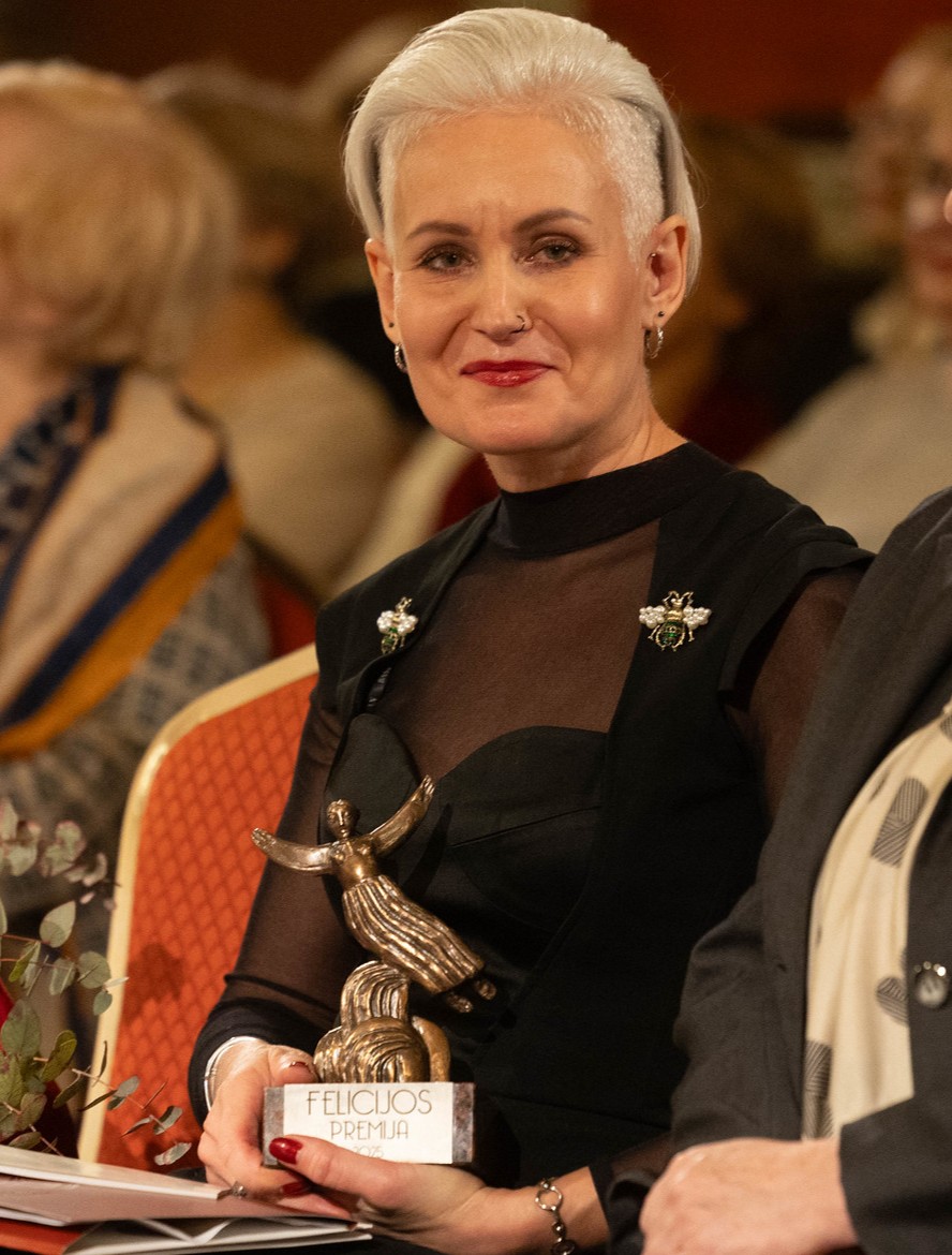 Tatjana Vologdina pozuje ze statuetką na uroczystej gali.