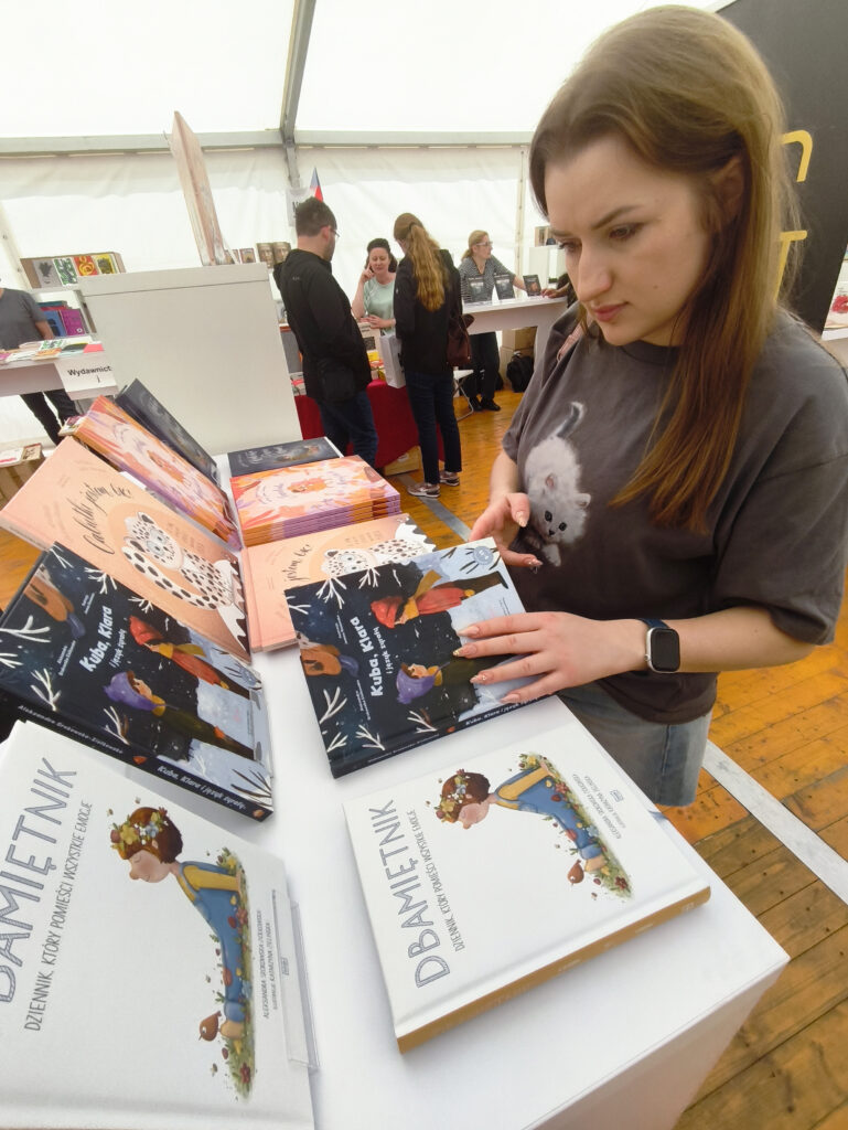 przestrzeń targów silesiana, wystawcy polecają książki, czytelnicy oglądają
