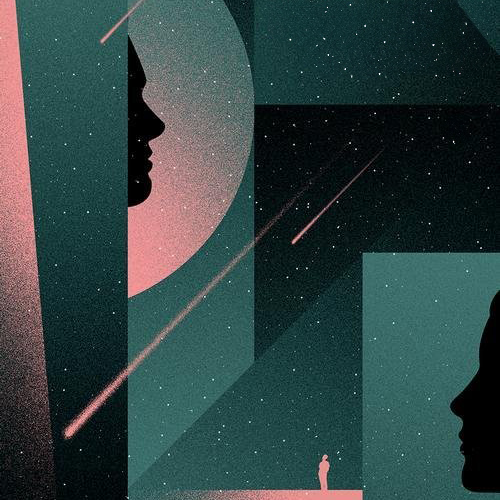 Stylizowana ilustracja utrzymana w ciemnych odcieniach zieleni, granatu i różu. Geometryczne bryły przypominające architekturę tworzą surrealistyczną przestrzeń. Po lewej stronie, w dużym okręgu przypominającym księżyc lub portal, widoczny jest profil ludzkiej twarzy. Drugi profil twarzy wyłania się z prawej krawędzi obrazu. Przez rozgwieżdżone niebo przecinają kompozycję jasne smugi przypominające spadające meteory. Na niewielkiej platformie w dolnej części ilustracji stoi samotna drobna postać, podkreślając monumentalność otaczającej przestrzeni. Całość ma oniryczny, kosmiczny i nieco tajemniczy charakter.