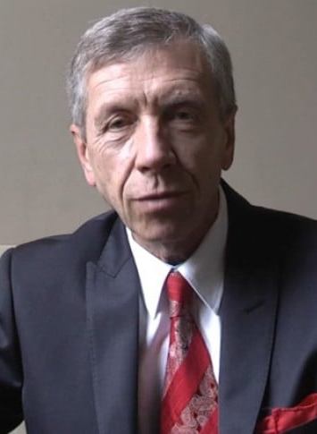 Jerzy Skoczylas w garniturze, czerwony krawat