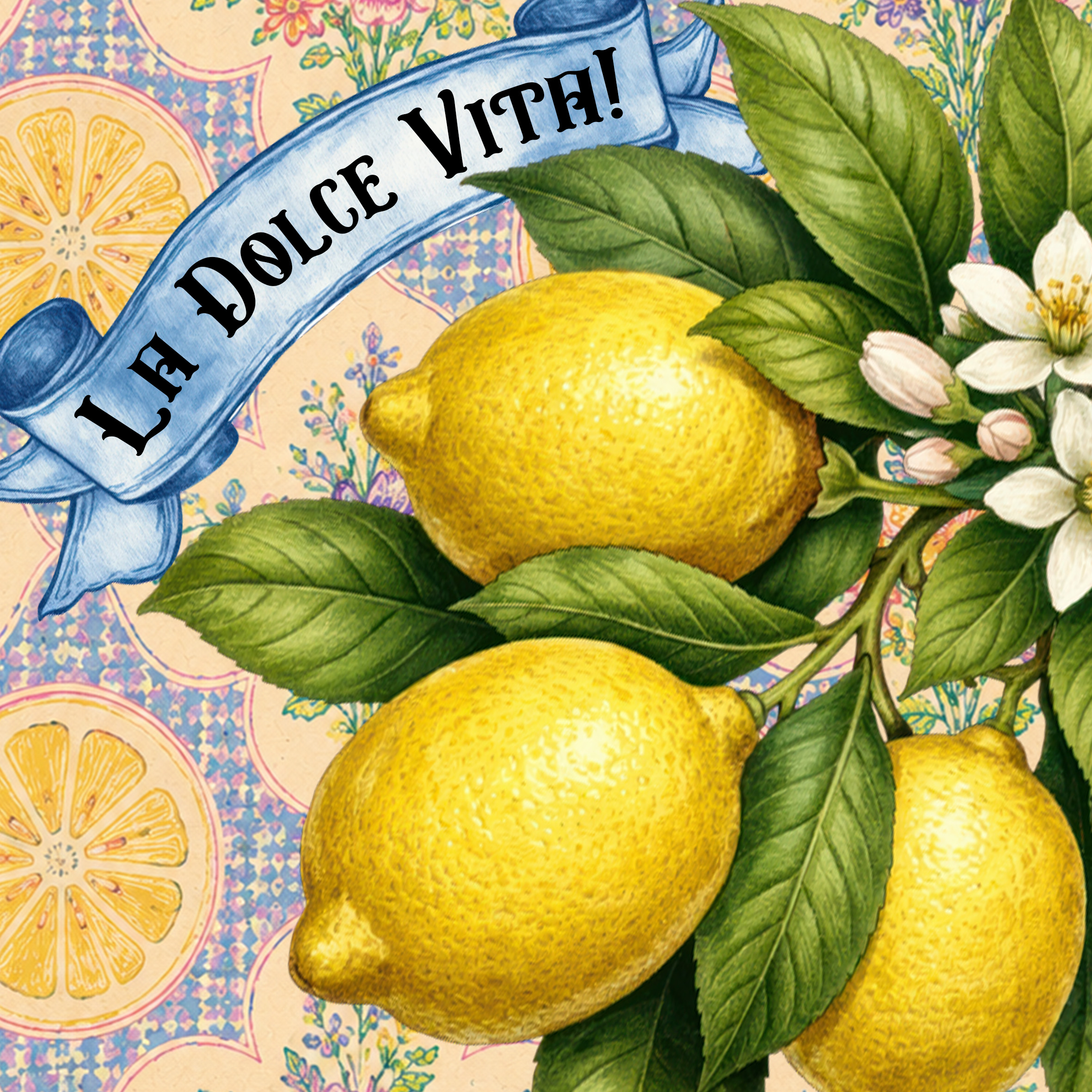 Kolorowa grafika inspirowana włoskim stylem la dolce vita. Na ozdobnym tle z motywami cytryn i kwiatów znajduje się gałązka z trzema dojrzałymi, intensywnie żółtymi cytrynami, zielonymi liśćmi oraz białymi kwiatami cytrusów. W górnej części ilustracji umieszczono błękitną wstęgę z napisem „LA DOLCE VITA!”. Całość utrzymana jest w ciepłej, słonecznej kolorystyce, przywołującej skojarzenia z włoskim wybrzeżem i letnim klimatem.