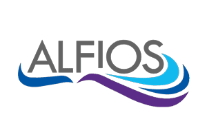 Logo ALFIOS na ciemnym granatowym tle. W centrum znajduje się napis „ALFIOS” zapisany dużymi, szarymi, bezszeryfowymi literami. Pod napisem widoczne są stylizowane, faliste linie w odcieniach jasnego niebieskiego, turkusowego i fioletowego, tworzące dynamiczny motyw przypominający fale lub płynny ruch. Całość ma nowoczesny i minimalistyczny charakter.