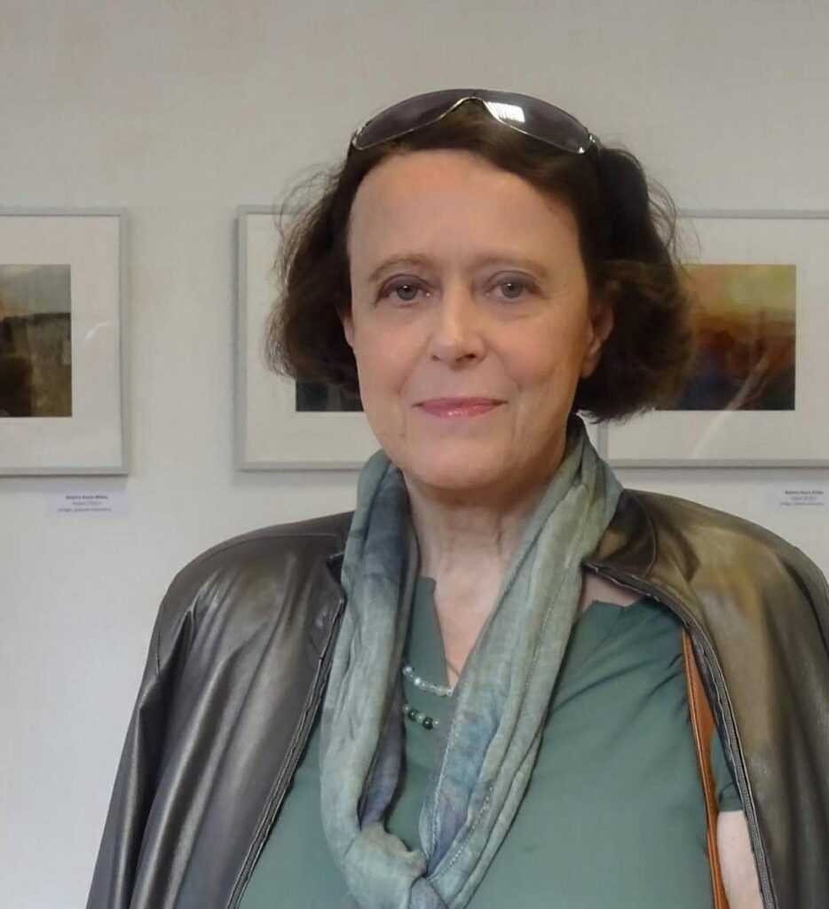 Joanna Owidzka, kobieta w średnim wieku, okulary na głowie, chustka na szyi, lekki uśmiech