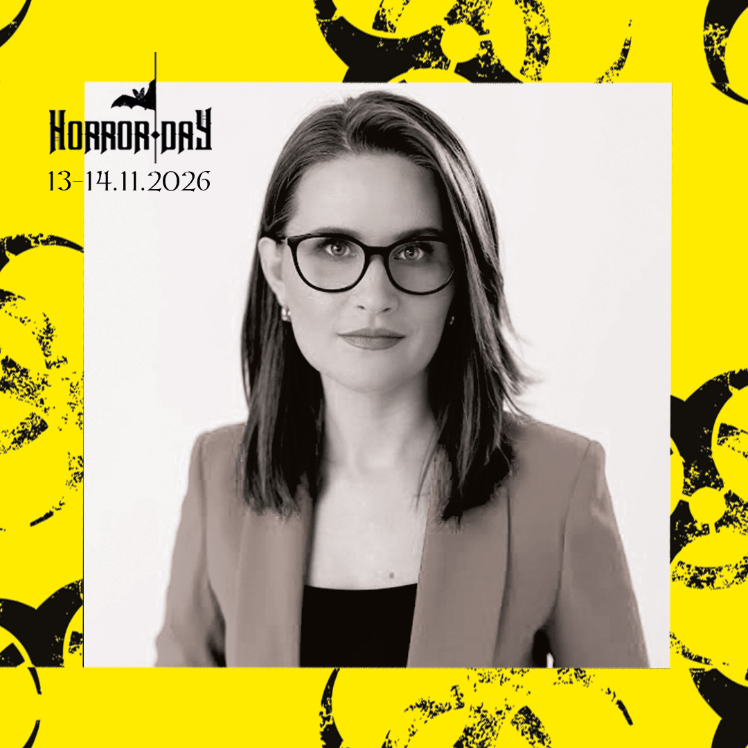 Czarno-biały portret osoby w ciemnych okularach i marynarce, umieszczony na żółtym plakacie festiwalu Horror Day. W lewym górnym rogu znajdują się logo wydarzenia oraz data „13–14.11.2026”.