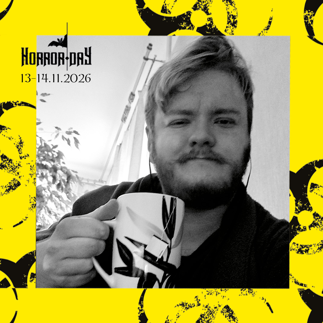 Czarno-białe zdjęcie osoby trzymającej duży kubek, umieszczone na żółtym plakacie festiwalu Horror Day. W lewym górnym rogu znajdują się logo wydarzenia oraz data „13–14.11.2026”.