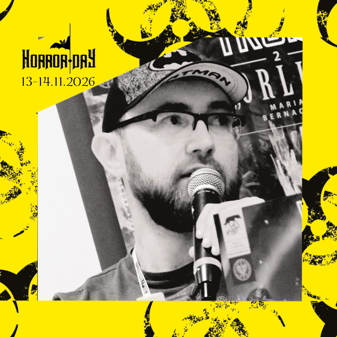 Czarno-białe zdjęcie osoby w okularach, czapce z daszkiem i z mikrofonem, umieszczone na żółtym plakacie festiwalu Horror Day. W lewym górnym rogu znajdują się logo wydarzenia oraz data „13–14.11.2026”.