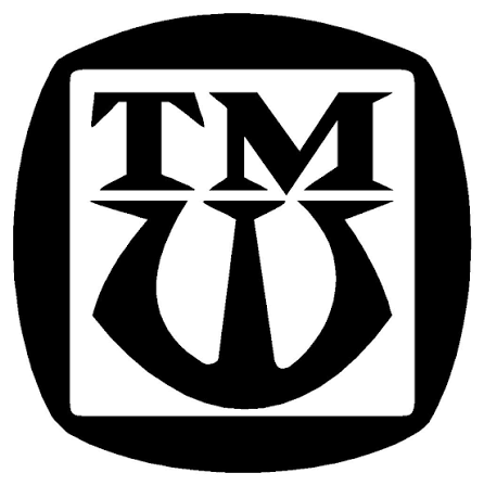 Czarno-białe logo przedstawiające stylizowany monogram z literami „T” i „M” umieszczonymi w górnej części znaku. Litery znajdują się wewnątrz jasnego prostokąta z zaokrąglonymi narożnikami, otoczonego grubą czarną obwódką. Dolna część logo zawiera dekoracyjny, symetryczny element przypominający literę „U” lub herbowy ornament.