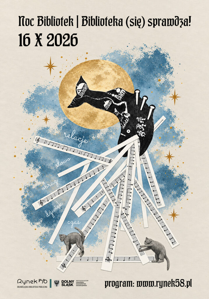 Plakat wydarzenia „Noc Bibliotek | Biblioteka (się) sprawdza!” z datą 16 X 2026. Na kremowym tle znajduje się ilustracja przedstawiająca czarnego kota z gazetowymi wzorami, na tle dużego złotego księżyca i niebieskich, malarskich plam. Kot wspina się na rozchodzące się na wszystkie strony pasy z zapisem nutowym, po których poruszają się dwa szare koty. Wokół znajdują się złote gwiazdy. Na nutowych pasach zapisano odręcznie słowa: „relacje”, „słowo”, „obrazy”, „dźwięki”, „czas”. Na dole widoczne są logotypy #Rynek58, Dolnośląskiej Biblioteki Publicznej i Województwa Dolnośląskiego oraz informacja: „program: www.rynek58.pl”