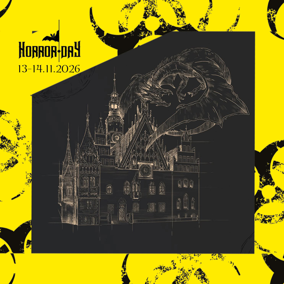 Ilustracja przedstawiająca gotycki budynek z wysokimi wieżami oraz unoszącego się nad nim smoka. Grafika została umieszczona na żółtym plakacie festiwalu Horror Day z datą „13–14.11.2026”.