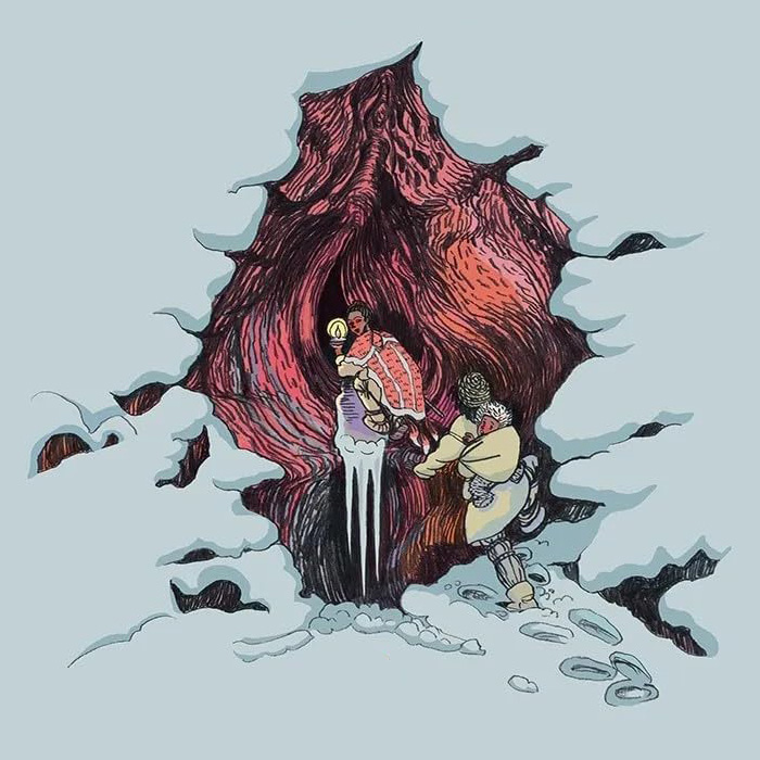 Ilustracja przedstawiająca dwie postacie wchodzące do wnętrza ogromnego, poskręcanego drzewa. Jedna z osób trzyma lampę oświetlającą mroczne wejście, druga niesie na plecach duży pakunek. Wokół pnia i u jego podstawy unoszą się kłęby jasnoniebieskiej mgły lub chmur. Rysunek utrzymany jest w baśniowym, nieco niepokojącym stylu, z dominującymi odcieniami czerwieni, brązu, czerni i błękitu.