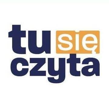 Logo z napisem „tu się czyta”. Słowo „tu” oraz „czyta” zapisane są grubą, granatową czcionką na białym tle. Wyraz „się” umieszczony jest w pomarańczowym prostokącie i zapisany białą czcionką. Układ tekstu jest dwuwierszowy: „tu się” w górnym wierszu, „czyta” w dolnym.